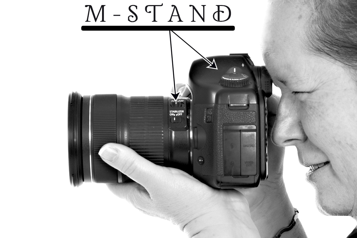 Vrouw houdt reflexcamera vast. Beste methode om met een reflexcamera te fotograferen. Opname klaar en invloed op lens voor extra scherpstelcontrole