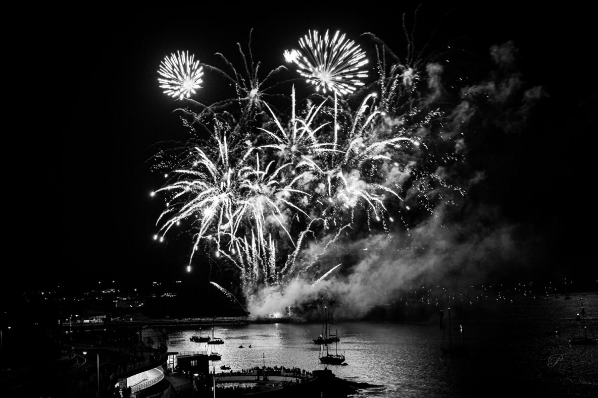Vuurwerk show Plymouth - zwart-wit bij artikel in serie Knoppen op je camera voor beginners. Artikel: Manueel instellen van je lens. Waarom en hoe.