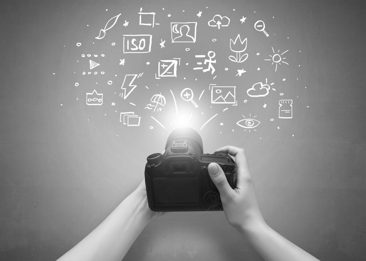 Camera met handen en tekeningen van mogelijkheden. Hoort bij artikel Kan mijn camera dat? op Fotocursus voor iedereen