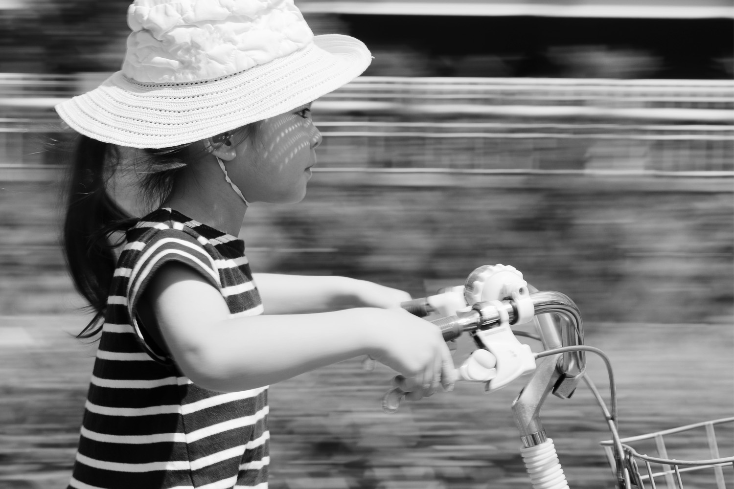 Bij de techniek meetrekken in de fotografie helpt het om te snoeien in alle informatie om het gewenste resultaat te krijgen. Een meisje op haar fiets vraagt een andere aanpak dan een racewagen op de TT van Assen